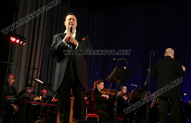 Васил Петров с празничен концерт в Хасково