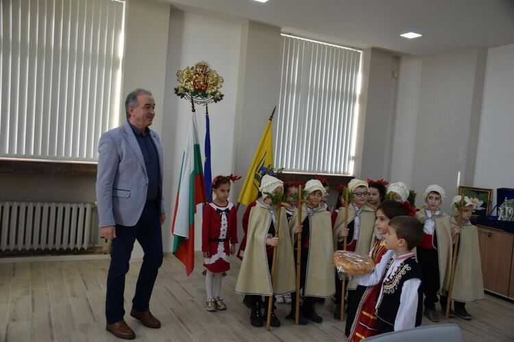 Малки коледари посетиха кмета на Асеновград 