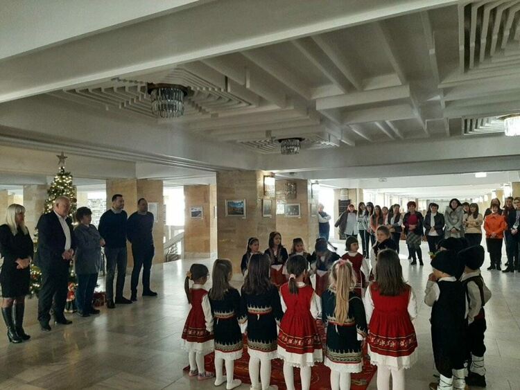 Талантливите деца от „Буратино“ внесоха коледно настроение в Община Смолян на Игнажден