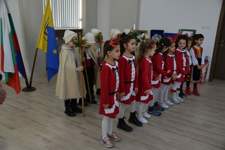 Малки коледари посетиха кмета на Асеновград 