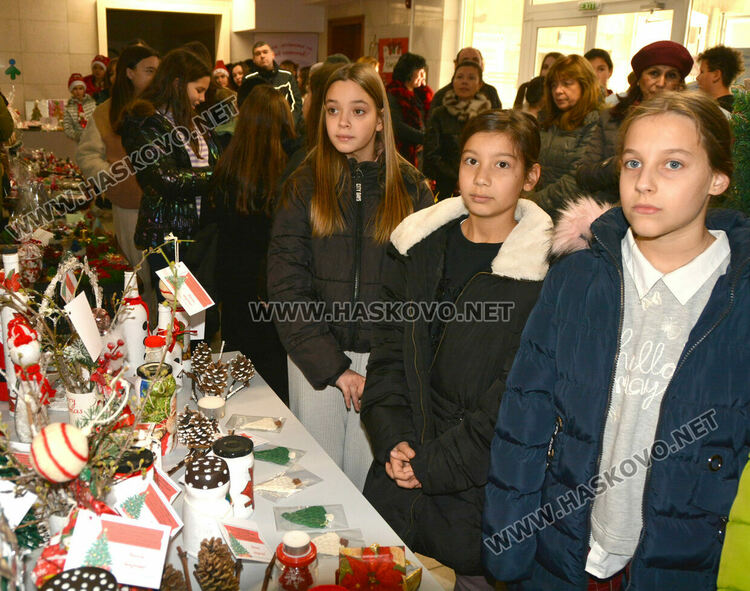 Рекорден брой участници в благотворителния базар за Дани в Областна администрация