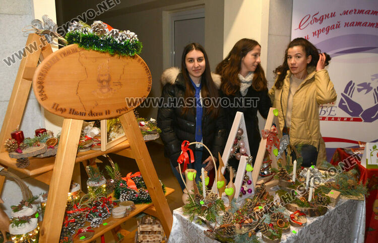 Рекорден брой участници в благотворителния базар за Дани в Областна администрация