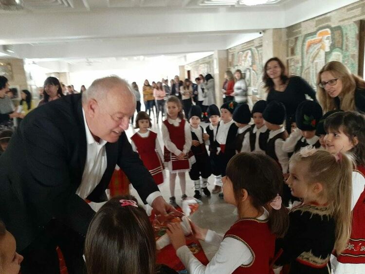 Талантливите деца от „Буратино“ внесоха коледно настроение в Община Смолян на Игнажден