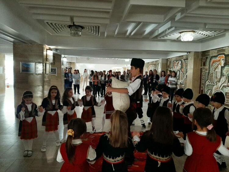 Талантливите деца от „Буратино“ внесоха коледно настроение в Община Смолян на Игнажден