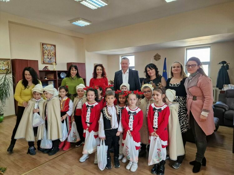 Малки коледари посетиха кмета на Асеновград 