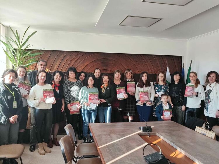 Отличиха победителите в общинския конкурс за коледна украса "Магията на Коледа"