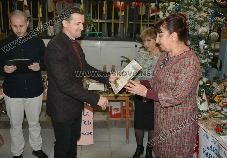Рекорден брой участници в благотворителния базар за Дани в Областна администрация