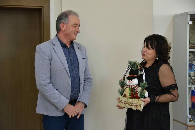 Малки коледари посетиха кмета на Асеновград 