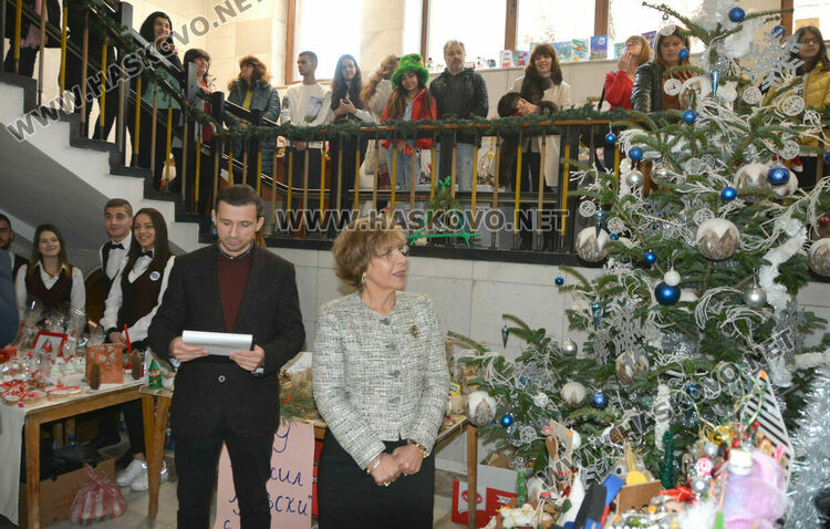 Рекорден брой участници в благотворителния базар за Дани в Областна администрация