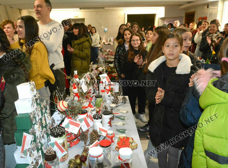 Рекорден брой участници в благотворителния базар за Дани в Областна администрация