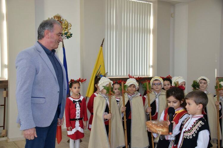 Малки коледари посетиха кмета на Асеновград 