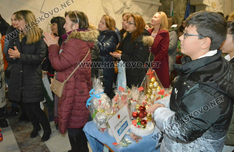 Рекорден брой участници в благотворителния базар за Дани в Областна администрация