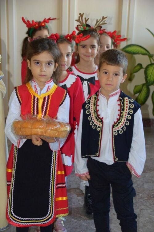 Малки коледари посетиха кмета на Асеновград 