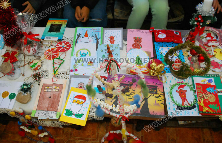 Ученици от „Смирненски“ изработиха коледни сувенири, картички и сурварки за деца в Истанбул и Одрин