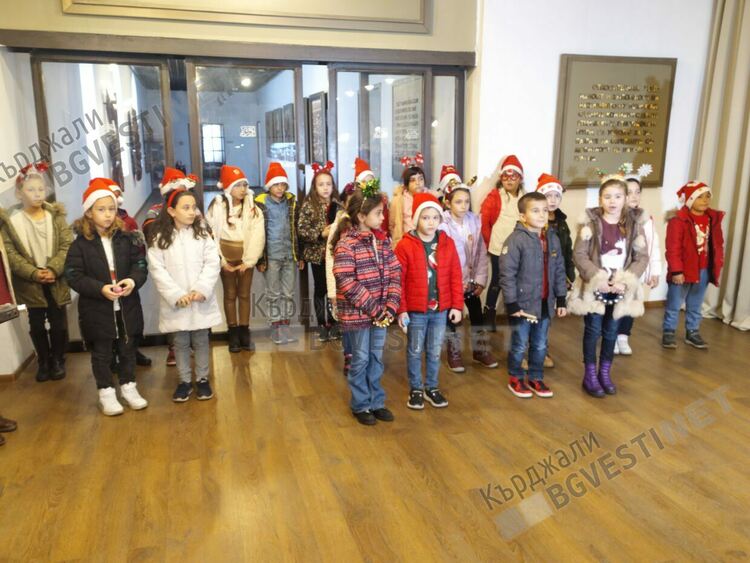 Вълшебни герои от приказките представят българските носии за малките кърджалийчета