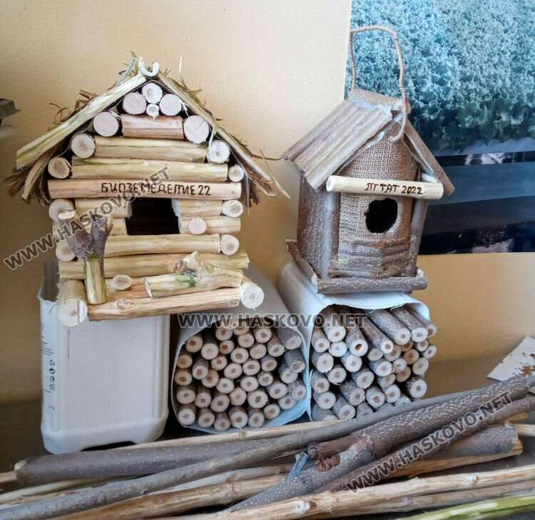 Къщички и хранилки за птици в Еко работилницата на открито в гимназията по транспорт и аграрни технологии