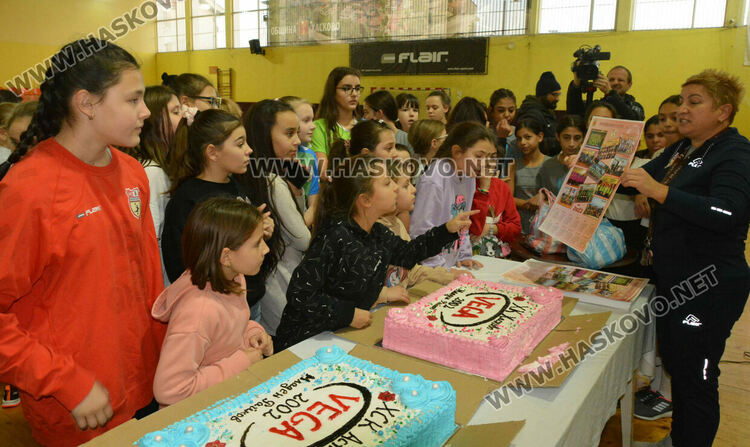 Хасковските хандбалисти приключиха годината тържествено и с подаръци