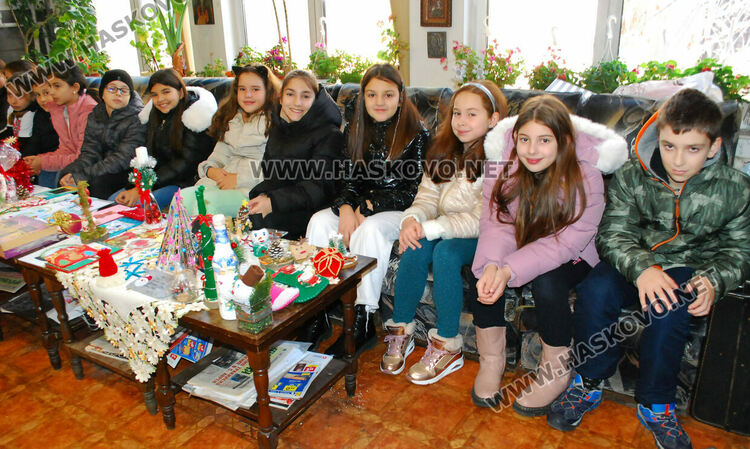 Ученици от „Смирненски“ изработиха коледни сувенири, картички и сурварки за деца в Истанбул и Одрин