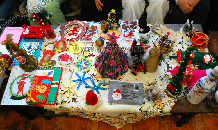 Ученици от „Смирненски“ изработиха коледни сувенири, картички и сурварки за деца в Истанбул и Одрин