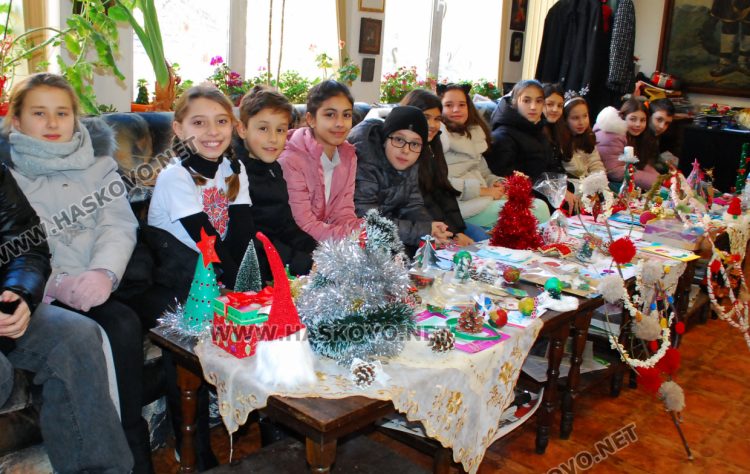 Ученици от „Смирненски“ изработиха коледни сувенири, картички и сурварки за деца в Истанбул и Одрин