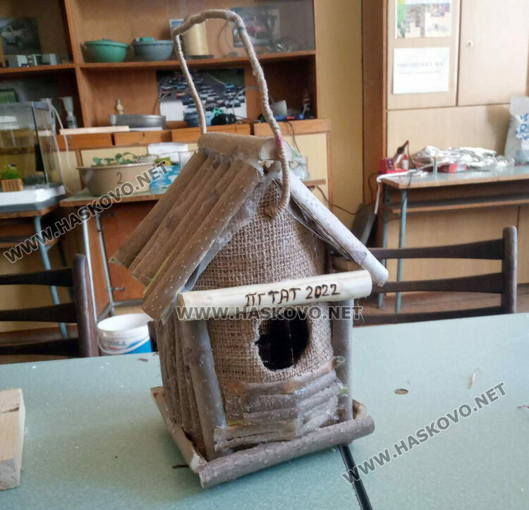 Къщички и хранилки за птици в Еко работилницата на открито в гимназията по транспорт и аграрни технологии