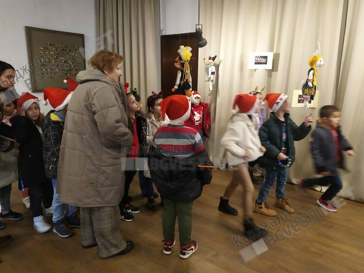 Вълшебни герои от приказките представят българските носии за малките кърджалийчета