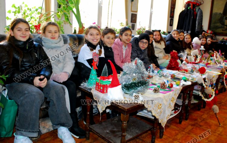 Ученици от „Смирненски“ изработиха коледни сувенири, картички и сурварки за деца в Истанбул и Одрин