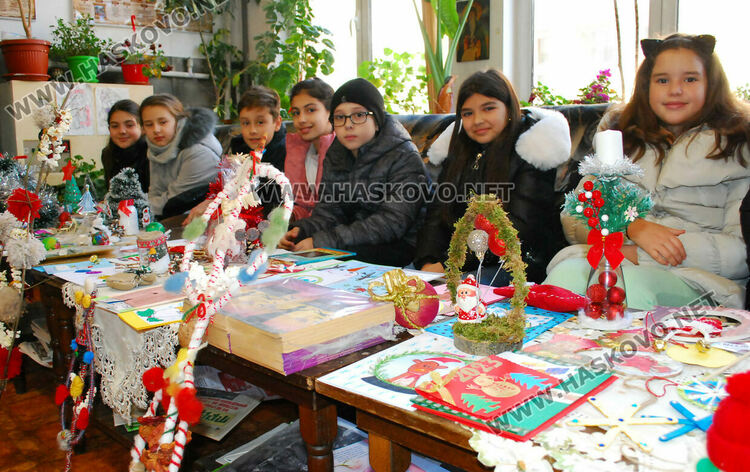 Ученици от „Смирненски“ изработиха коледни сувенири, картички и сурварки за деца в Истанбул и Одрин