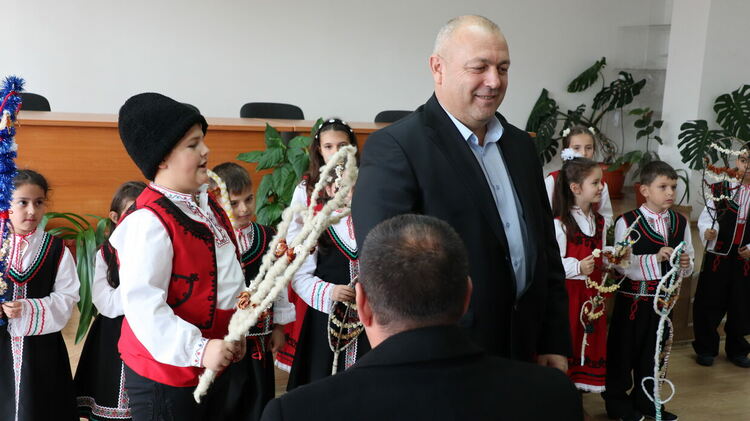 Деца сурвакаха кмета на община Ардино инж. Изет Шабан за здраве и берекет