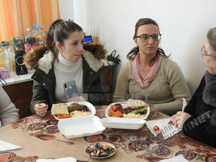 Ротари дари празнични трапези на хора с увреждания в Кърджали и Момчилград