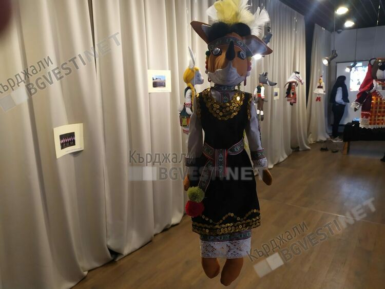 Вълшебни герои от приказките представят българските носии за малките кърджалийчета