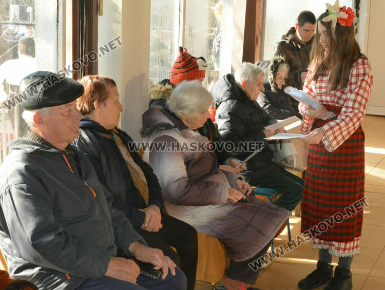 Децата от училище „Шандор Петьофи“ нарисуваха 700 картички за възрастни и бедни хора