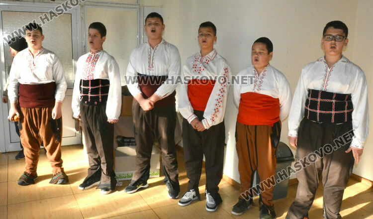 Децата от училище „Шандор Петьофи“ нарисуваха 700 картички за възрастни и бедни хора