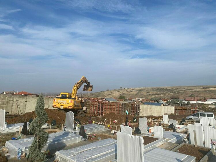 Изградена е част от оградата около гробищния парк на ул. "Миньор"