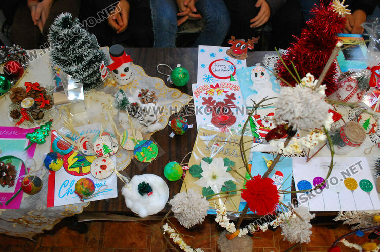 Ученици от „Смирненски“ изработиха коледни сувенири, картички и сурварки за деца в Истанбул и Одрин