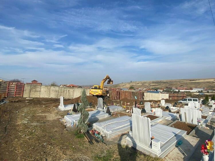 Изградена е част от оградата около гробищния парк на ул. "Миньор"