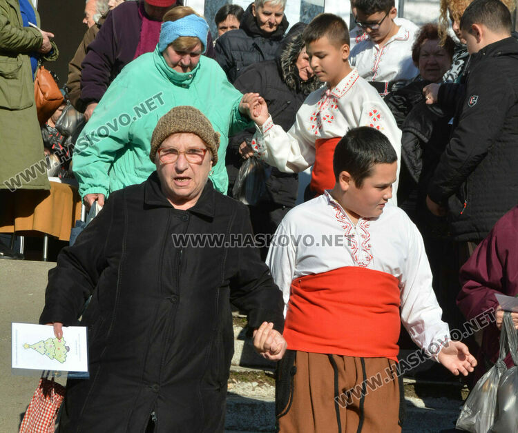 Децата от училище „Шандор Петьофи“ нарисуваха 700 картички за възрастни и бедни хора