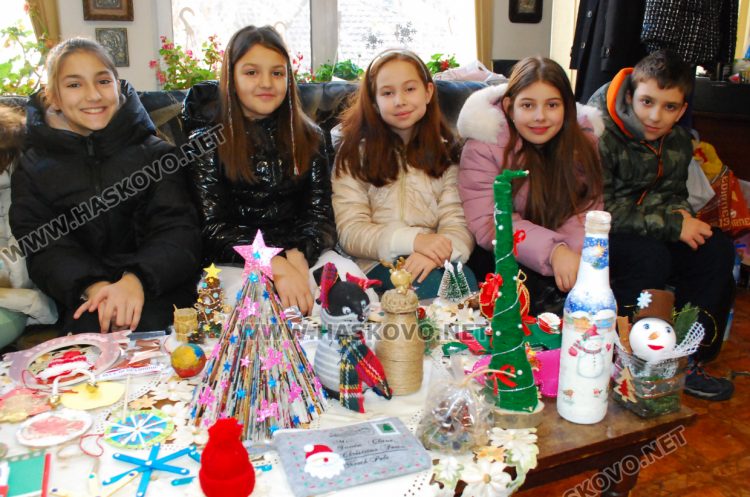 Ученици от „Смирненски“ изработиха коледни сувенири, картички и сурварки за деца в Истанбул и Одрин