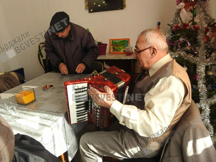 Ротари дари празнични трапези на хора с увреждания в Кърджали и Момчилград