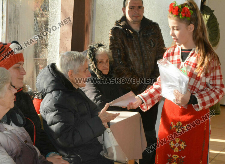 Децата от училище „Шандор Петьофи“ нарисуваха 700 картички за възрастни и бедни хора