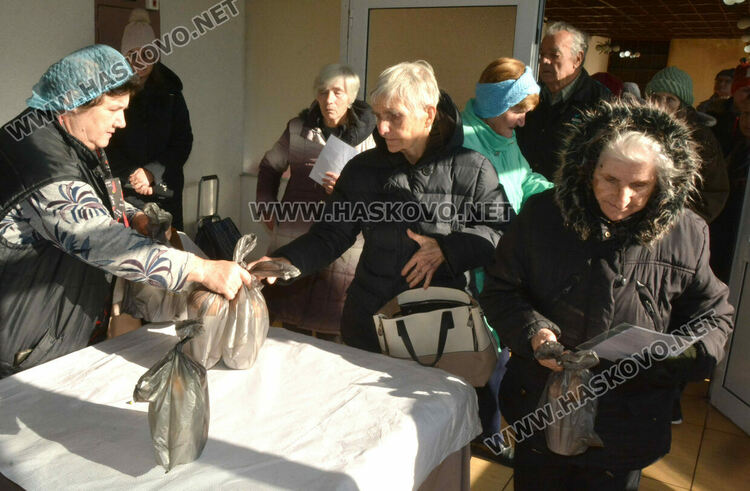 Децата от училище „Шандор Петьофи“ нарисуваха 700 картички за възрастни и бедни хора