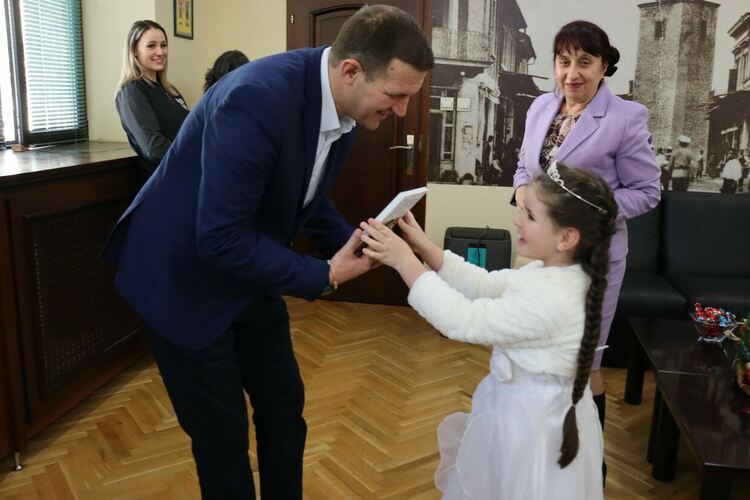 Деца от „Щурче“ изненадаха кмета Станислав Дечев в общината