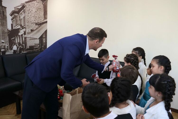 Деца от „Щурче“ изненадаха кмета Станислав Дечев в общината