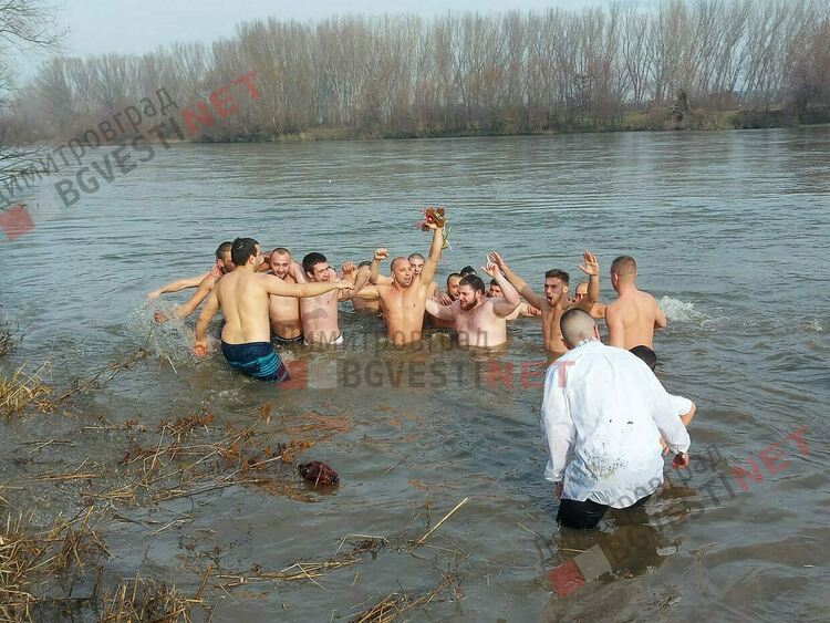 Търсят смелчаци да извадят кръста на Йордановден в Димитровград