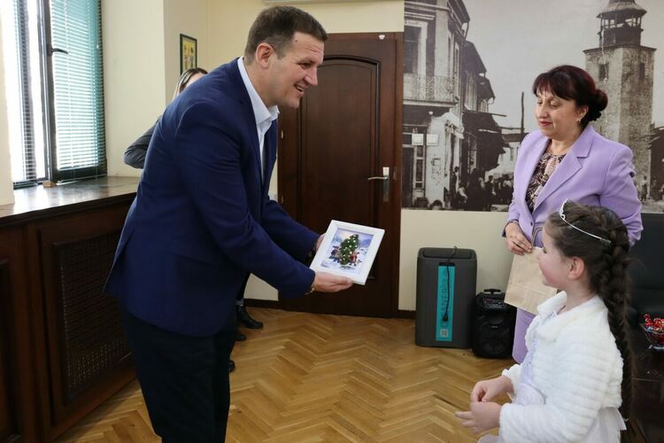 Деца от „Щурче“ изненадаха кмета Станислав Дечев в общината