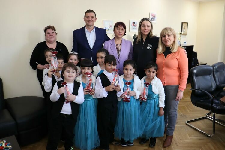 Деца от „Щурче“ изненадаха кмета Станислав Дечев в общината