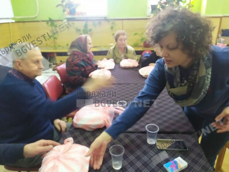 Кметът даде празничен обяд на хората с увреждания в Кърджали