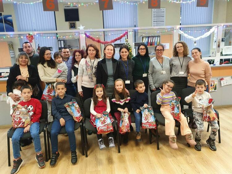 Коледното вълшебство сътворено от детски ръчички  премина през офис Кърджали