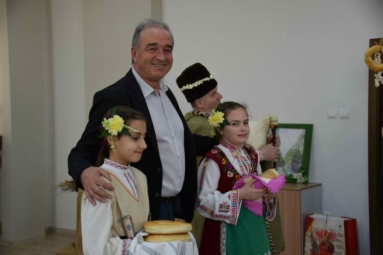 Коледари поздравиха кмета Грудев и жителите на Асеновград 