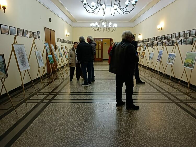 10 първомайски художници подредиха преколедната изложба